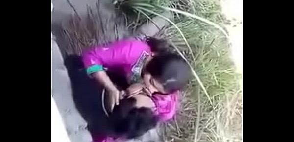  Village Desi indian couple outdoor sex, outdoor sex couple, viral sex Desi indian couple doing sex at outdoor